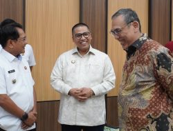 Hendri Arnis bersama Kepala BPK Perwakilan Sumbar Sudarminto Eko Putra dan Bupati Padangpariaman JKA.
