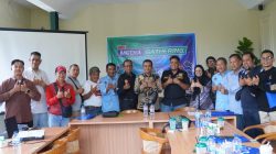 Kepala BPJS Kesehatan Bukittinggi Haris Prayudi didampingi Kepala BPJS Kesehatan cabang Padangpanjang Yusneli dan peserta Media Ghatering BPJS Kesehatan di Nagura Cafe, Senin (04/05/2026).