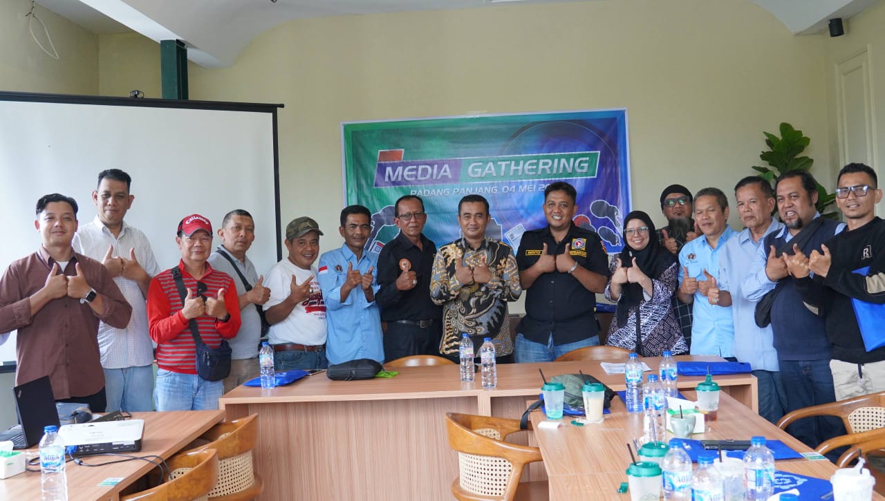 Kepala BPJS Kesehatan Bukittinggi Haris Prayudi didampingi Kepala BPJS Kesehatan cabang Padangpanjang Yusneli dan peserta Media Ghatering BPJS Kesehatan di Nagura Cafe, Senin (04/05/2026).