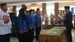 Bupati Kepulauan Mentawai Rinto Wardana Samaloisa saat melantik sejumlah pejabat eselon III dan IV serta 28 kepala sekolah SD dan SMP di aula Bappeda, Jumat (29/05/2026).