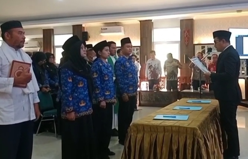 Bupati Kepulauan Mentawai Rinto Wardana Samaloisa saat melantik sejumlah pejabat eselon III dan IV serta 28 kepala sekolah SD dan SMP di aula Bappeda, Jumat (29/05/2026).
