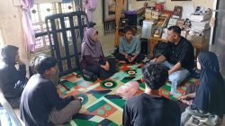 Redaktur Pelaksana Harian Umum Rakyat Sumbar Jon Kenedi saat menjadi narasumer diskusi mingguan Komunitas Seni Kuflet, Sabtu (02/05/2026).