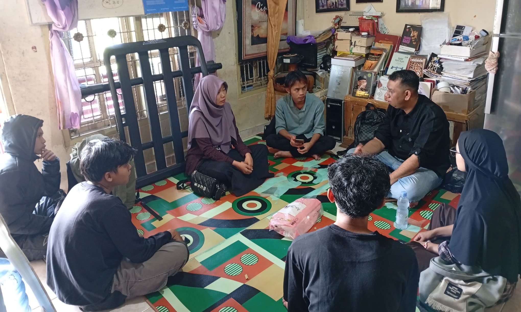 Redaktur Pelaksana Harian Umum Rakyat Sumbar Jon Kenedi saat menjadi narasumer diskusi mingguan Komunitas Seni Kuflet, Sabtu (02/05/2026).