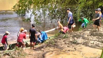 Proses evakuasi penambang yang tertmbang di lokasi tambang emas ilegal di Kabupaten Sijunjung, Kamis (14/05/2026).