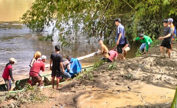 Proses evakuasi penambang yang tertmbang di lokasi tambang emas ilegal di Kabupaten Sijunjung, Kamis (14/05/2026).