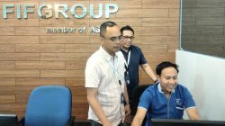 NMC Marketing Manager FIFGROUP Area Sumbar Jimmi Nababan didampingi Branch Manager FIFGROUP Cabang Padang 1 Rendi saat meninjau Customer service FIFGROUP.
