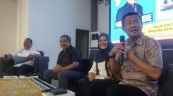 Diskusi saat bedah kumpulan Cerpen Mangaji Indak Khatam karya Firdaus Abie. Terlihat dari kanan ke kiri; Dirwan Ahmad Darwis, Kiswati, Bahren dan Syamdani.