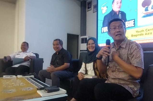 Diskusi saat bedah kumpulan Cerpen Mangaji Indak Khatam karya Firdaus Abie. Terlihat dari kanan ke kiri; Dirwan Ahmad Darwis, Kiswati, Bahren dan Syamdani.
