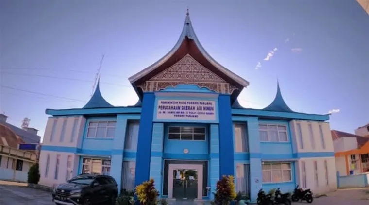 Gedung Perumda Air Minum Tirta Serambi Padangpanjang.