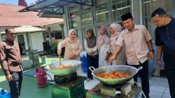 Karutan Padangpanjang Novri Abbas bersama Kepala Kanwil HAM Sumbar-Riau Dewi Nofyensi saat memasak daging kurban untuk makan bajamba warga binaan Rutan Padangpanjang, Rabu (27/05/2026).