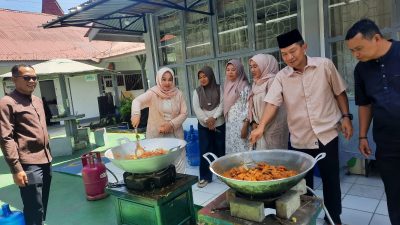 Karutan Padangpanjang Novri Abbas bersama Kepala Kanwil HAM Sumbar-Riau Dewi Nofyensi saat memasak daging kurban untuk makan bajamba warga binaan Rutan Padangpanjang, Rabu (27/05/2026).