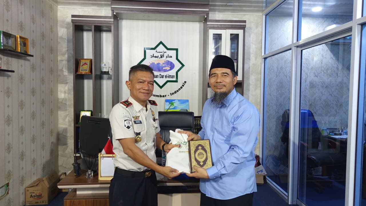 Karutan Kelas IIB Padangpanjang Novri Abbas menerima cinderamata dari Ketua Yayasan Dar El-Iman Ustad Muhammad Elvi Syam, Lc., MA, Rabu (06/05/2026).
