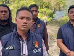Kasat Reskrim Polres Solok Kota IPTU. Daslucky Okyusran didampingi Kapolsek IX Koto Sungai Lasi AKP Azwirman saat memberikan keterangan.