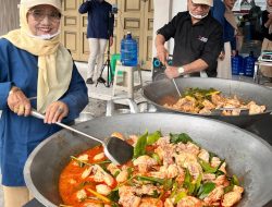 Rendang Gadih Gelar Masak Besar dan Bagikan 500 Porsi Rendang untuk Warga 