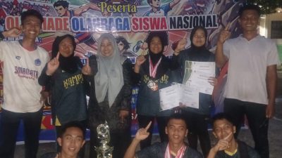 Kepala SMAN 1 Talamau Eman Laeli Fitri bersama siswa yang berhasil menorehkan prestasi pada O2SN Tingkat Pasaman Barat, Kamis (21/05/2026).
