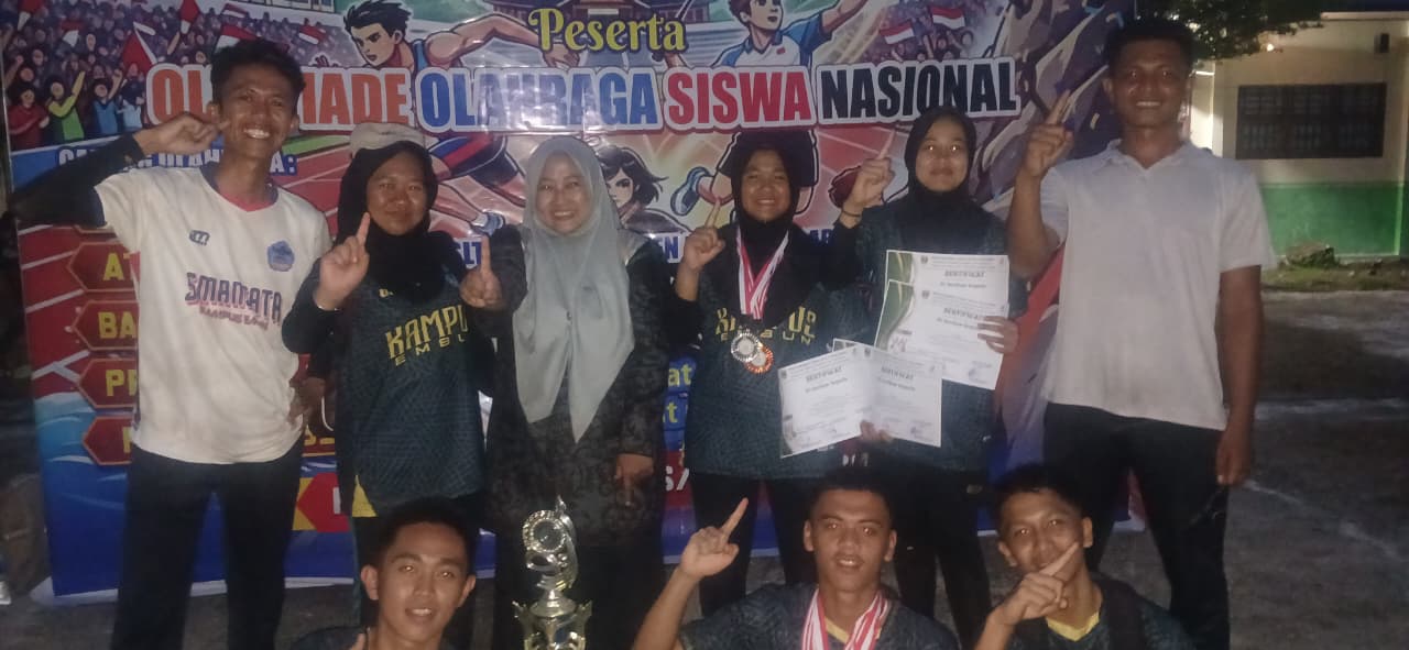 Kepala SMAN 1 Talamau Eman Laeli Fitri bersama siswa yang berhasil menorehkan prestasi pada O2SN Tingkat Pasaman Barat, Kamis (21/05/2026).