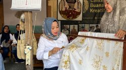 Ketua DWP Rutan Kelas IIB Padangpanjang Dewi Novyenti, SH., MH saat kegiatan membatik di Canting Buana Kreatif di Silaing Bawah, Padangpanjang, Sabtu (09/05/2026).