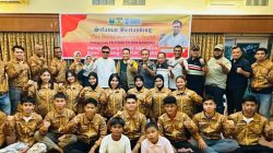 Ketua FORKI Sumatera Barat Khairuddin Simanjuntak saat melepas atlet FORKI mengikuti Kejurnas di FB Forki Bandung, Sabtu (02/05/2026).