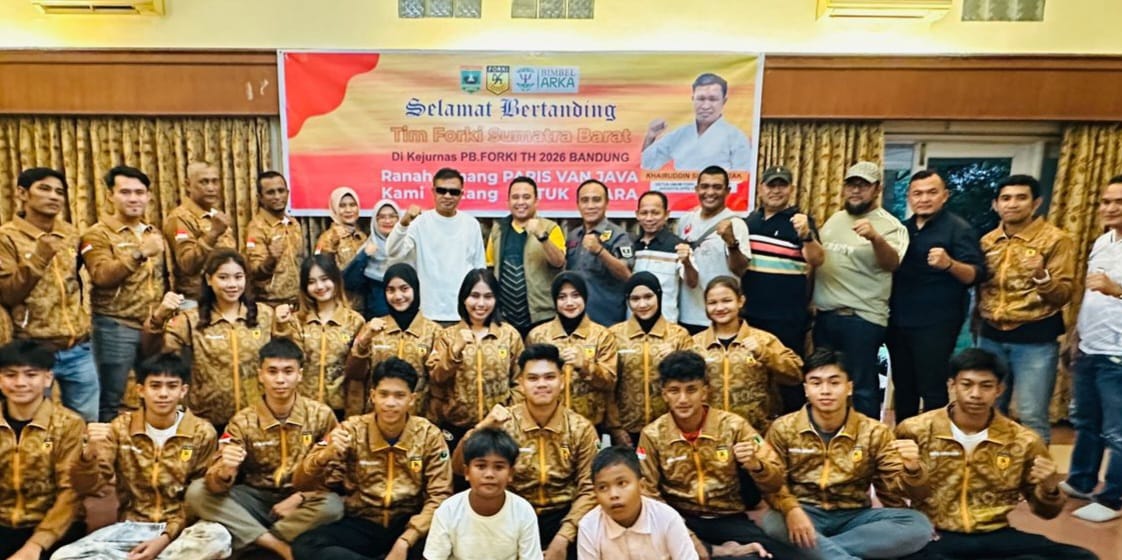 Ketua FORKI Sumatera Barat Khairuddin Simanjuntak saat melepas atlet FORKI mengikuti Kejurnas di FB Forki Bandung, Sabtu (02/05/2026).