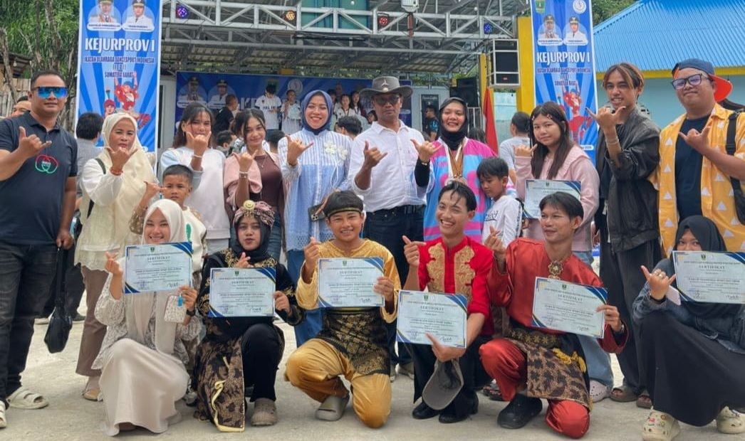 Ketua IODI Pasaman Barat Venny Jasmarita S.Hut bersama atlet dan pelatih ketika mengikuti Kejurprov I IODI di Kabupaten Solok, yang berlangsung dari tanggal 23 sampai 24 Mei 2026.