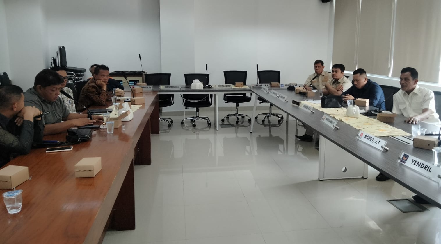 Komisi III mengundang Dinas PUPR, Bapenda serta Dinas Lingkungan Hidup untuk membahas sejumlah persoalan yang ditemukan di lapangan.