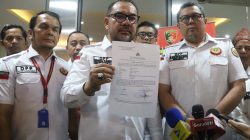 Sekjen DPP IKM, Braditi Moulevey Rajo Mudo, memberikan pernyataan kepada wartawan dan menunjukkan bukti laporan di gedung Bareskrim Polri, Jakarta, usai melaporkan Permadi Arya alias Abu Janda terkait dugaan ujaran kebencian.