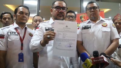 Sekjen DPP IKM, Braditi Moulevey Rajo Mudo, memberikan pernyataan kepada wartawan dan menunjukkan bukti laporan di gedung Bareskrim Polri, Jakarta, usai melaporkan Permadi Arya alias Abu Janda terkait dugaan ujaran kebencian.