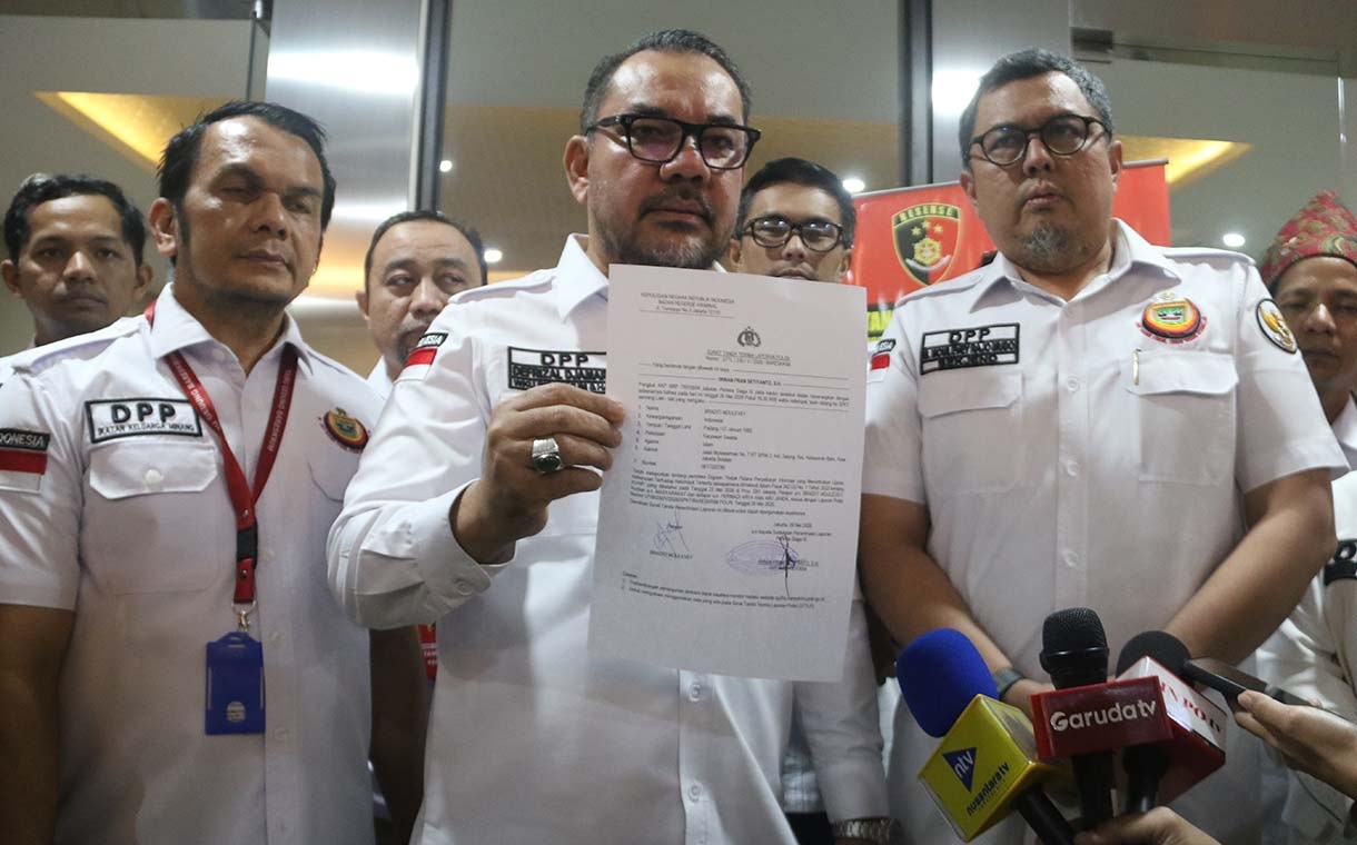Sekjen DPP IKM, Braditi Moulevey Rajo Mudo, memberikan pernyataan kepada wartawan dan menunjukkan bukti laporan di gedung Bareskrim Polri, Jakarta, usai melaporkan Permadi Arya alias Abu Janda terkait dugaan ujaran kebencian.