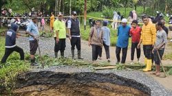 Akses jalan kabupaten ruas Ladang Laweh-Batas Batusangkar yang ditimbun tanah longsor, sudah dibersihkan warga dengan gotong royong, dibantu mobil penggelontor air milik Dinas Damkar.