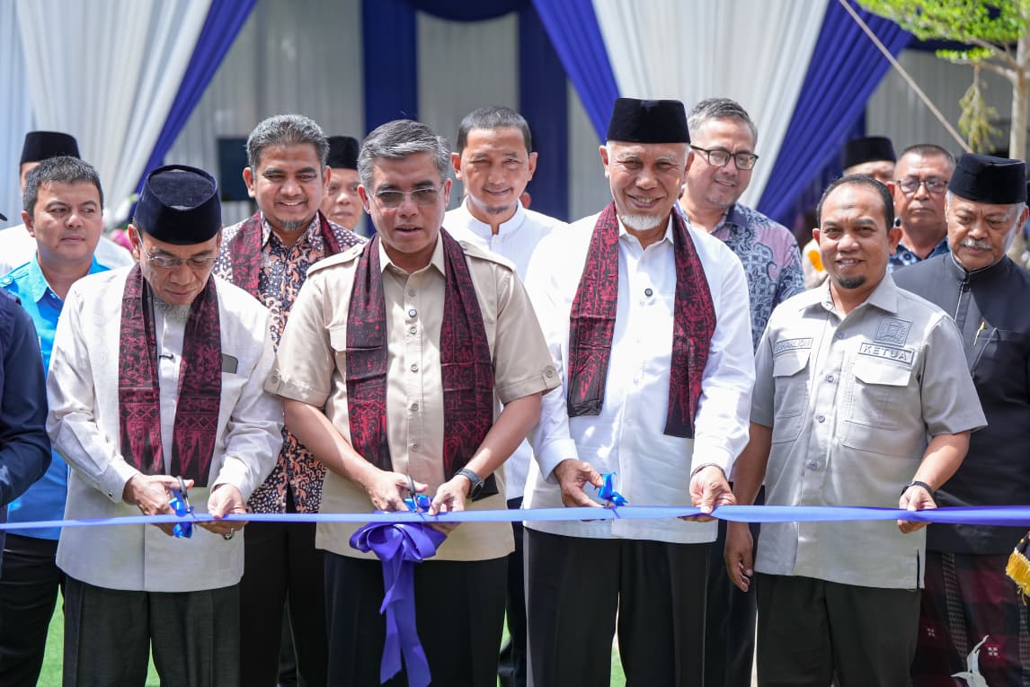 Ketua DPRD Padang Muharlion mendampingi kunjungan Menteri Ketenagakerjaan RI, Yassierli di Masjid Raya Kenagarian Balai Gadang, Koto Tangah, Padang, Kamis (14/5/2026).