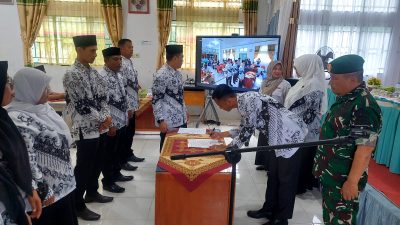 Ketua PGRI Kabupaten Solok Selatan Asbandi saat penandatanganan fakta integritas pengurus PGRI Cabang Sungai Pagu, Rabu (13/05/2026).