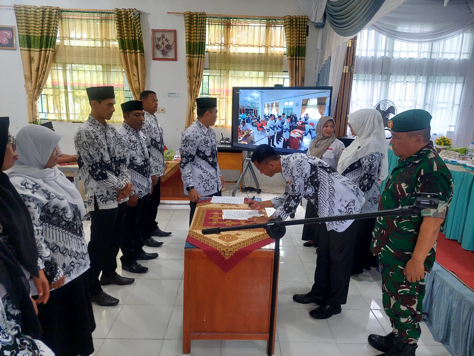 Ketua PGRI Kabupaten Solok Selatan Asbandi saat penandatanganan fakta integritas pengurus PGRI Cabang Sungai Pagu, Rabu (13/05/2026).