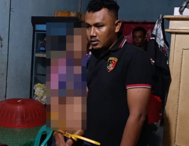 Pelaku pencabulan terhadap anak tiri saat ditangkap jajaran Polres Pasaman Barat.