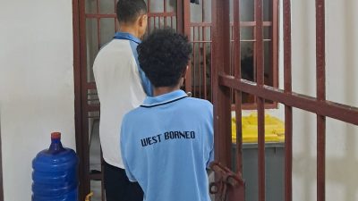 Pelaku penganiayaan terhadap anak kandung saat diamankan di Sel Polresta Padang