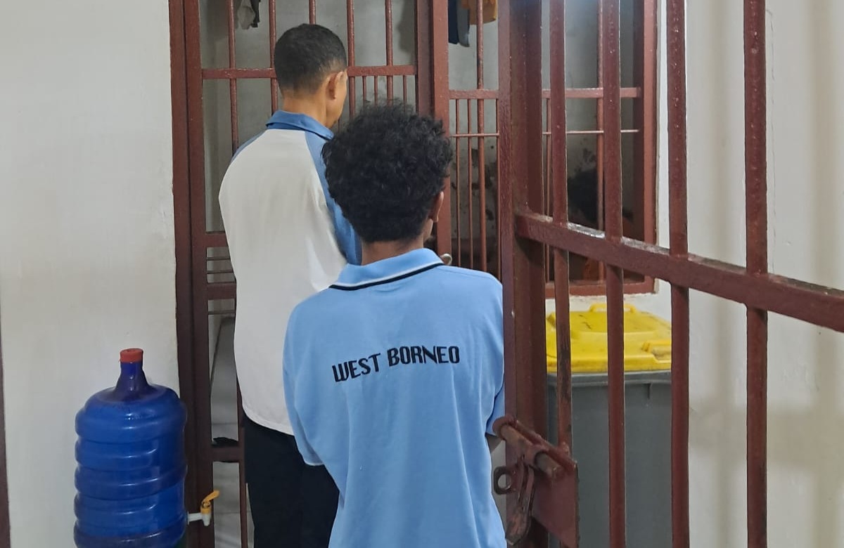 Pelaku penganiayaan terhadap anak kandung saat diamankan di Sel Polresta Padang