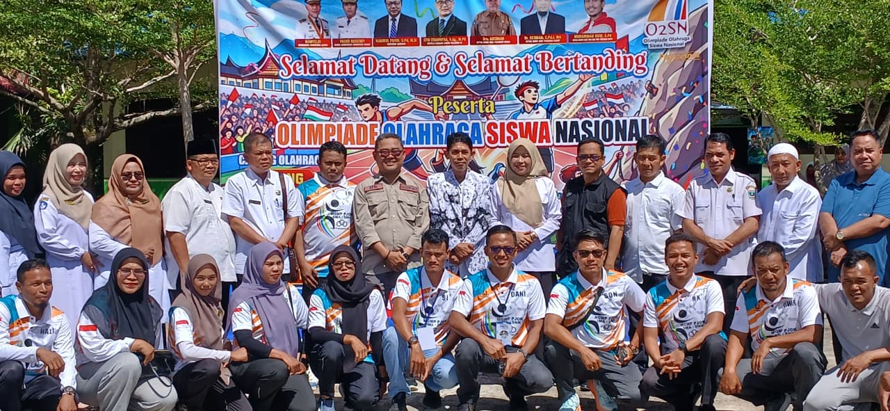 Foto bersama usai pembukaan O2SN SMA dan SMK Tingkat Pasaman Barat di SMAN Pasaman, Rabu (20/05/2026).