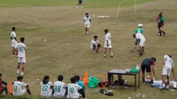Pemain dan pelatih PSPP saat menjalani pemusatan latihan di GOR Chatib Sulaiman Padangpanjang.
