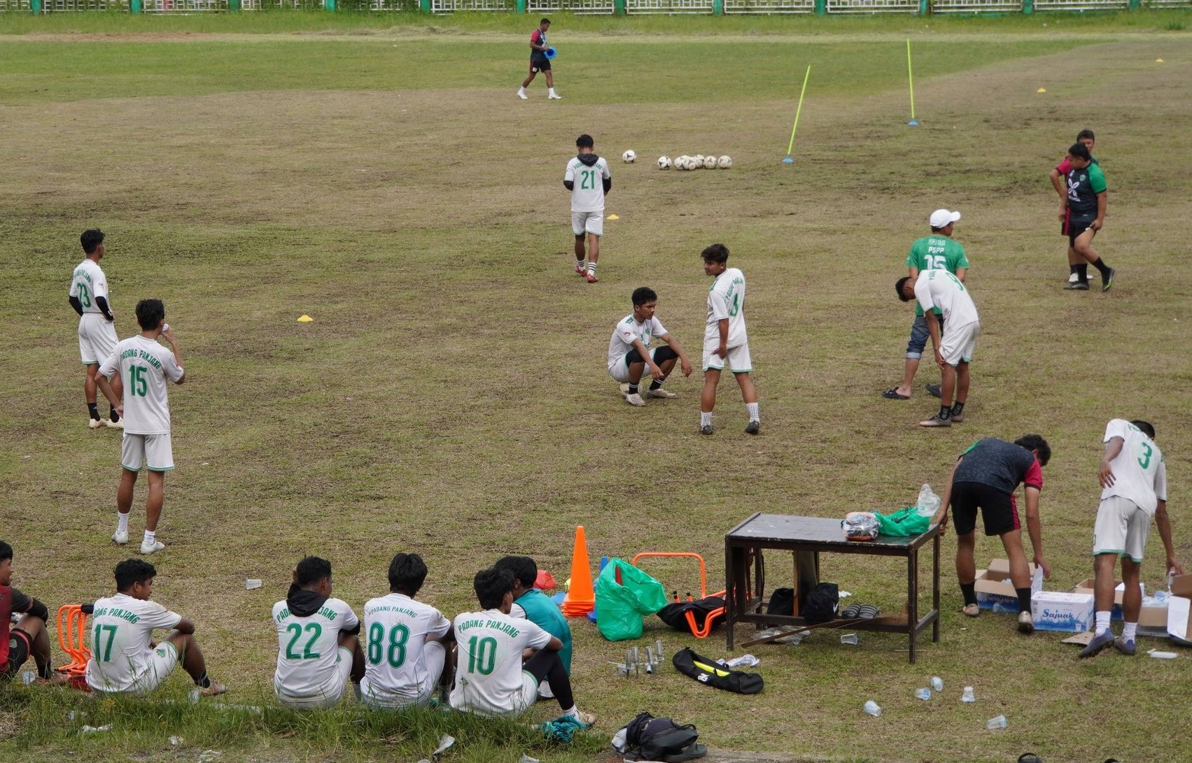 Pemain dan pelatih PSPP saat menjalani pemusatan latihan di GOR Chatib Sulaiman Padangpanjang.