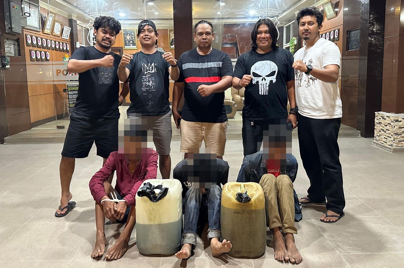 Komplotan pencuri BBM dalam tangki saat diamankan Tim Klewang Polresta Padang.