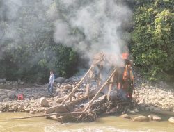 Petugas juga membakar peralatan PETI yang ditemukan di lokasi.
