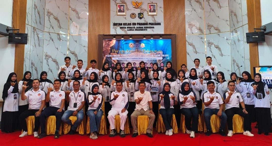 Karutan Padangpanjang Novri Abbas, SH., MH bersama peserta Maganghub Batch #2 Kemnaker usai program magang di Rutan Kelas IIB Padangpanjang, Sabtu (23/05/2026).