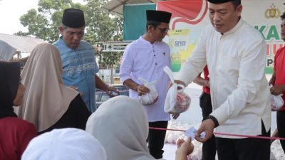 Kapolres Pasaman Barat AKBP Agung Tribawanto, S.IK saat menyerahkan daging kurban kepada masyarakat di halaman Mapolres Pasaman Barat, Rabu (27/05/2026).