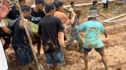 Proses evakuasi korban longsor di lokasi tambang emas.