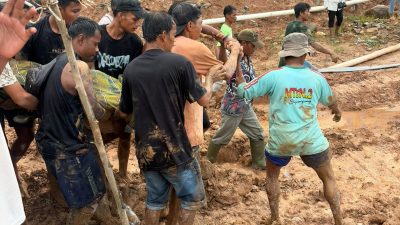 Proses evakuasi korban longsor di lokasi tambang emas.