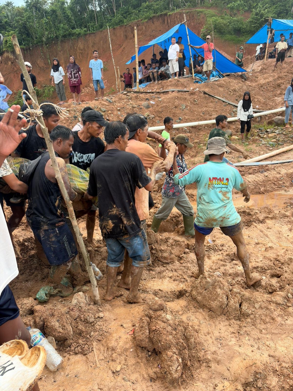 Proses evakuasi korban longsor di lokasi tambang emas.