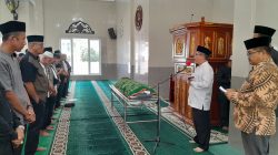 Rektor ISI Padangpanjang Dr. Febri Yulika, S.Ag., M.Hum saat melepas jenazah Drs. Jufri, M.Sn di Masjid Al Azhar ISI Padangpanjang, Kamis (28/05/2026).