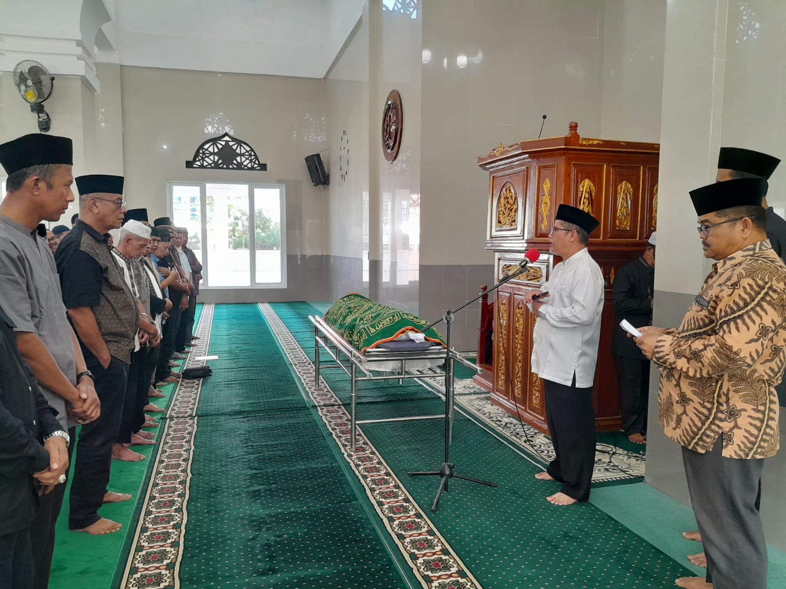 Rektor ISI Padangpanjang Dr. Febri Yulika, S.Ag., M.Hum saat melepas jenazah Drs. Jufri, M.Sn di Masjid Al Azhar ISI Padangpanjang, Kamis (28/05/2026).