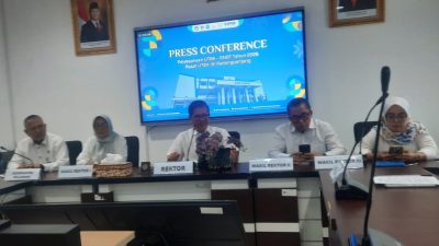 Rektor ISI Padangpanjang Dr. Febri Yulika didampingi jajaran Wakil Rektor dan Kepala Biro Akademik saat pelaksanaan Press Conference UTBK-SNBT Tahun 2026 di ISI padangpanjang, Kamis (30/04/2026).