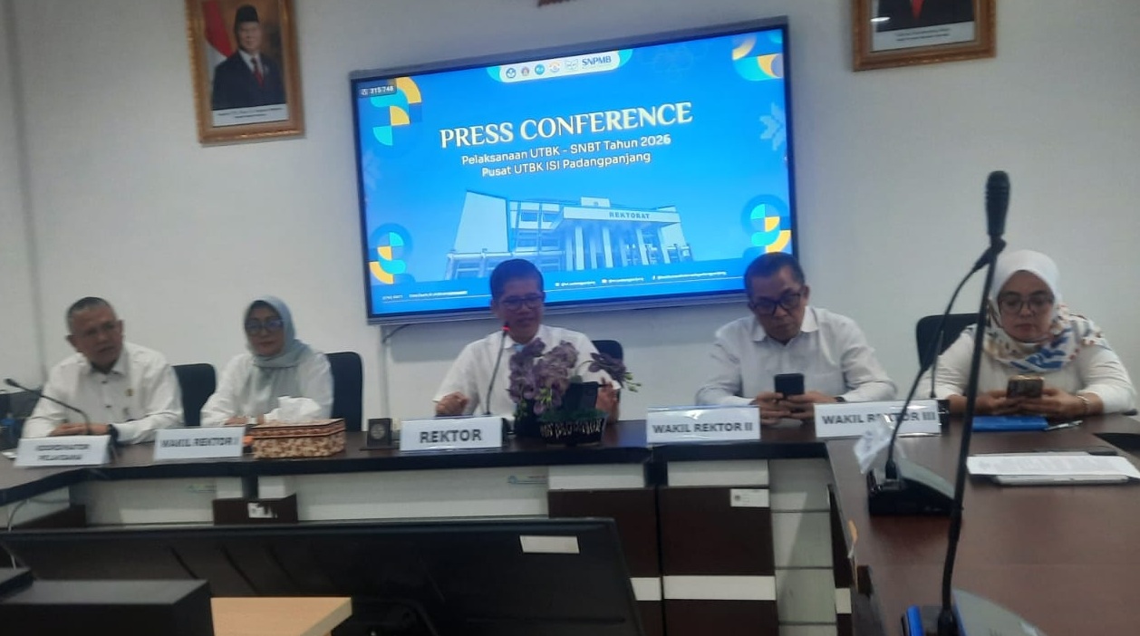 Rektor ISI Padangpanjang Dr. Febri Yulika didampingi jajaran Wakil Rektor dan Kepala Biro Akademik saat pelaksanaan Press Conference UTBK-SNBT Tahun 2026 di ISI padangpanjang, Kamis (30/04/2026).