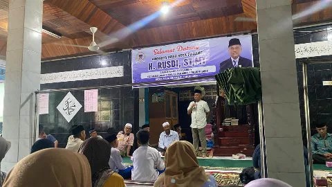 Anggota DPRD Kota Padang H. Rusdi, ST., MT saat menggelar Reses di Musala Raudhatul Ulum, Bungus Timur, Senin (04/05/2026).